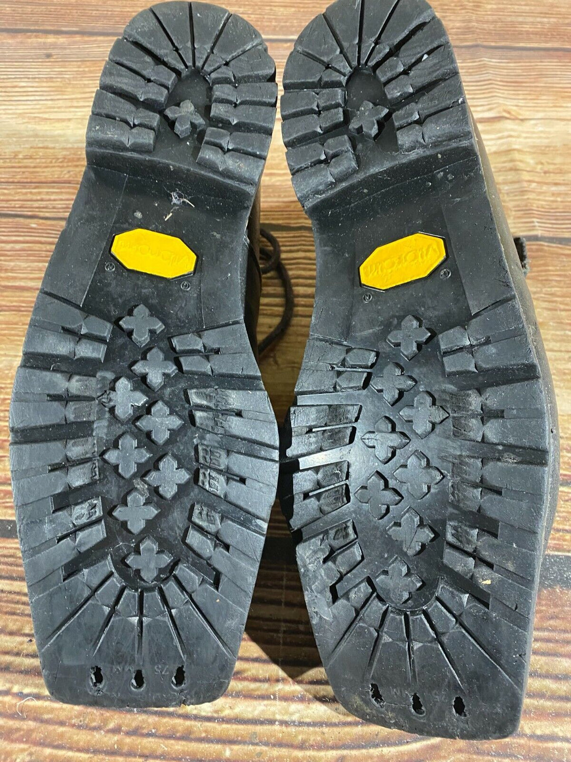 Artex Nordic Norm Cross Country Ski Boots SizeEU43 US9.5 NN 75mm 1638