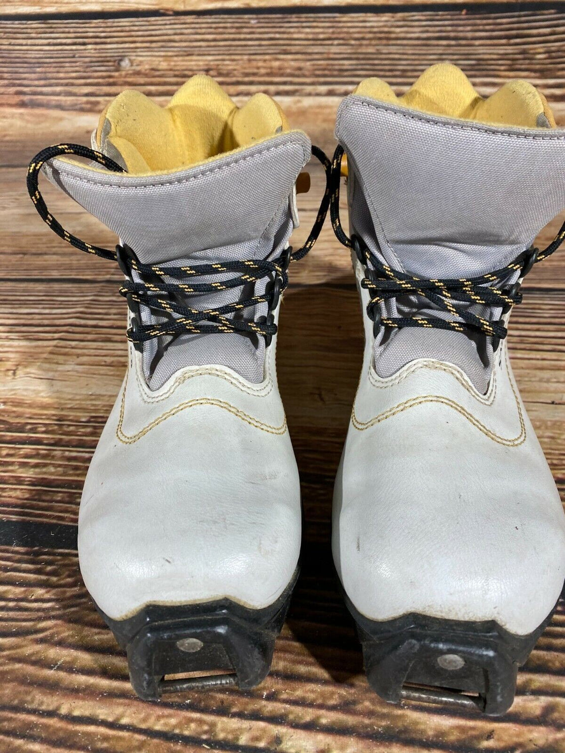 SALOMON Nordic Cross Country Ski Boots Size EU39 US7 SNS profil 2417