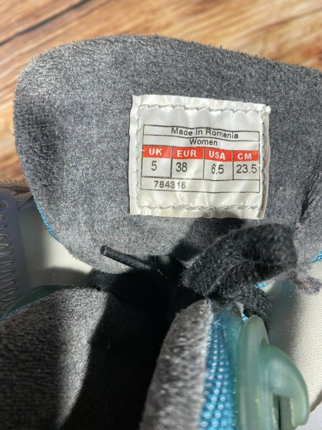 SALOMON Cross Country Ski Boots Size EU38 US6.5 SNS profil 2033