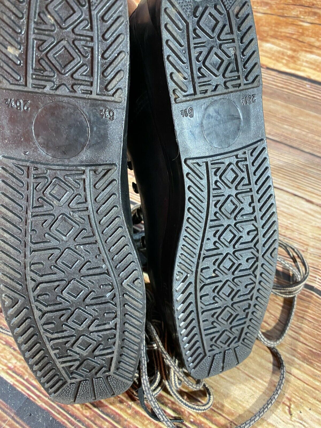 Vintage Alpine Ski Boots Downhill Skiing US7, UK6.5, Mondo 258 Cable Bindings