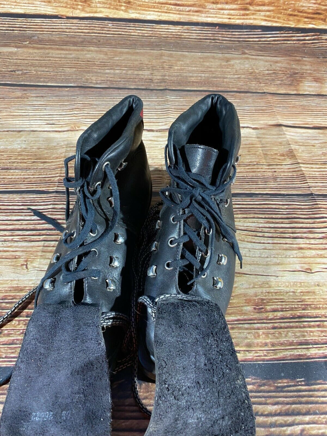 Vintage Alpine Ski Boots Downhill Skiing US7.5, UK6.5, Mondo 255 Cable Bindings