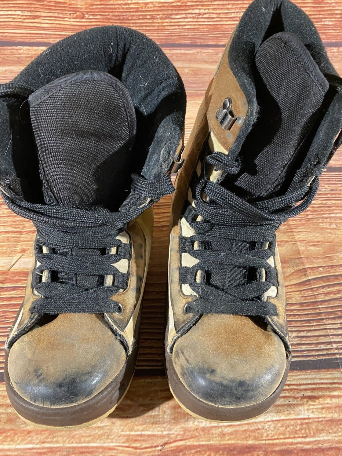 RIOT Vintage Snowboard Boots Retro Style Size EU41, US8, UK7, Mondo 270 mm