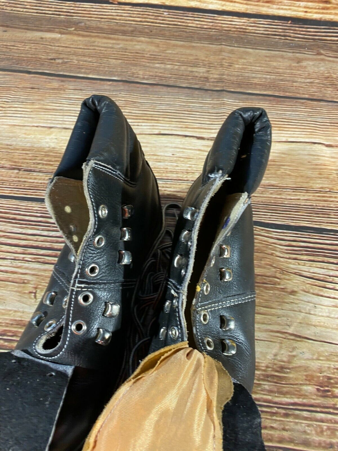 Vintage Alpine Ski Boots Downhill Skiing US5.5, UK4, Mondo 240 Cable Bindings