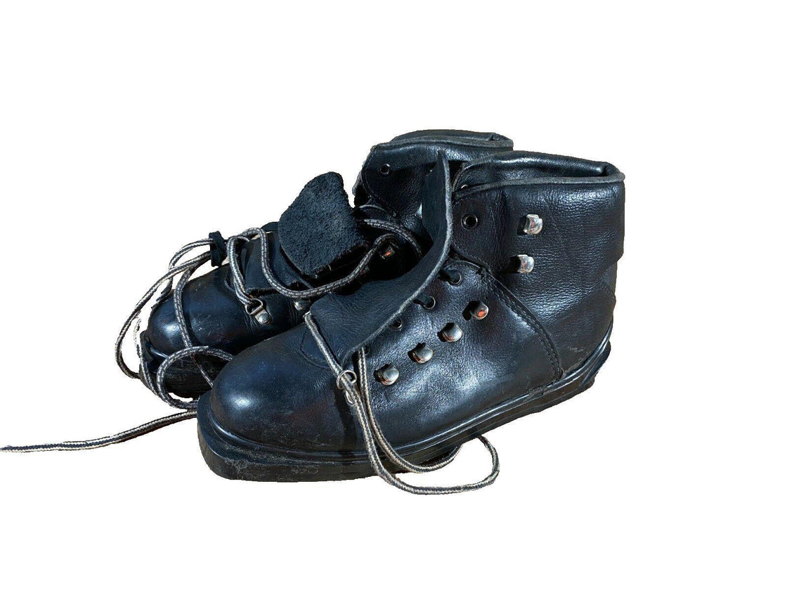 Vintage Alpine Ski Boots Downhill Skiing US7, UK6.5, Mondo 258 Cable Bindings