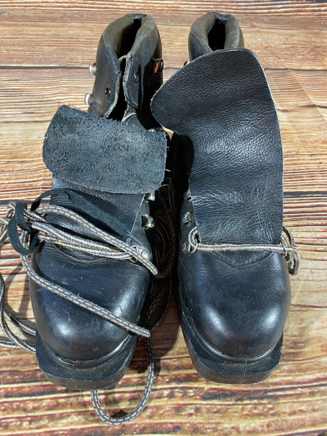 Vintage Alpine Ski Boots Downhill Skiing US7, UK6.5, Mondo 258 Cable Bindings